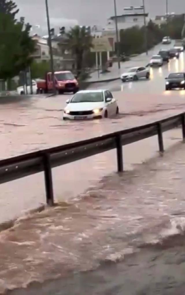 Kaş'ta caddeler suyla doldu, araçlar trafikte ilerlemekte güçlük çekti Kaş'ta caddeler suyla doldu, araçlar trafikte ilerlemekte güçlük çekti