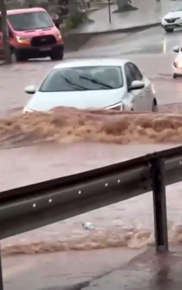 Kaş'ta caddeler suyla doldu, araçlar trafikte ilerlemekte güçlük çekti Kaş'ta caddeler suyla doldu, araçlar trafikte ilerlemekte güçlük çekti