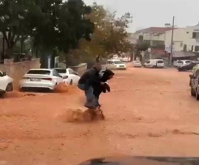 Kaş'ta caddeler suyla doldu, araçlar trafikte ilerlemekte güçlük çekti Kaş'ta caddeler suyla doldu, araçlar trafikte ilerlemekte güçlük çekti