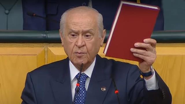 MHP lideri Bahçeli, 6'lı masanın anayasa değişikliği teklifine kürsüden salladığı kitapla meydan okudu