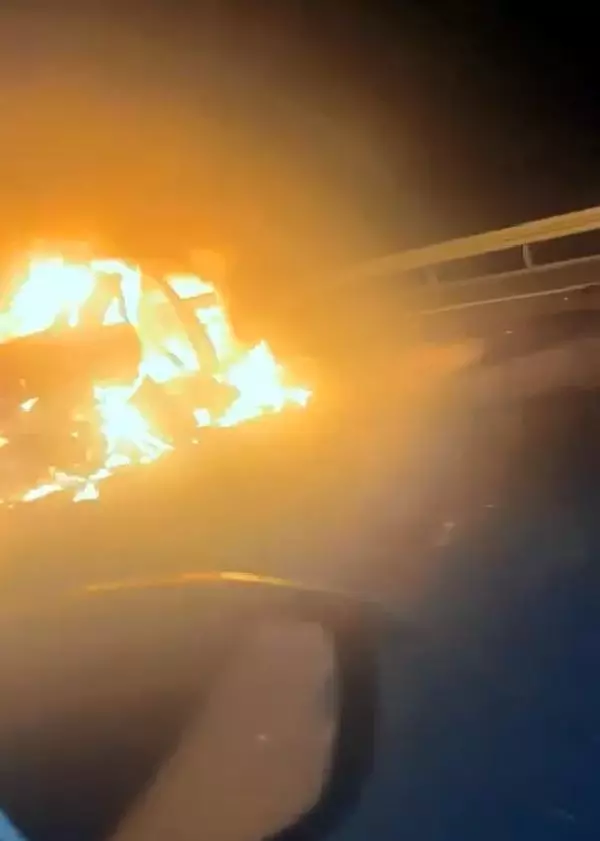 Ankara'da bariyerlere çarpan otomobil alevler içerisinde kaldı: 3 ölü, 1 yaralı