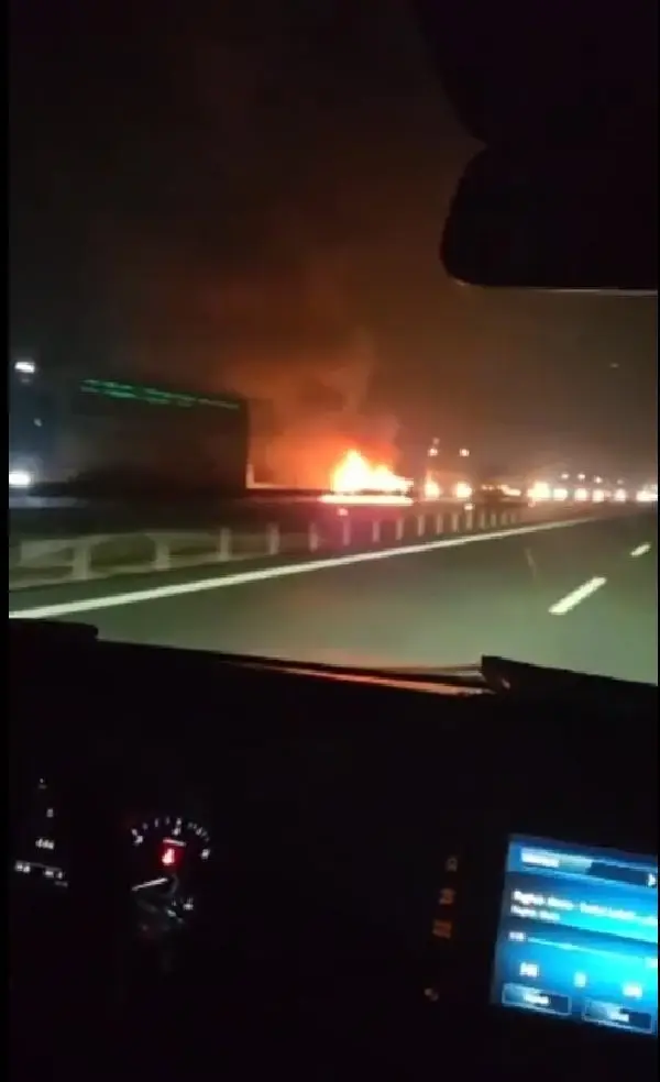 Ankara'da bariyerlere çarpan otomobil alevler içerisinde kaldı: 3 ölü, 1 yaralı Ankara'da bariyerlere çarpan otomobil alevler içerisinde kaldı: 3 ölü, 1 yaralı