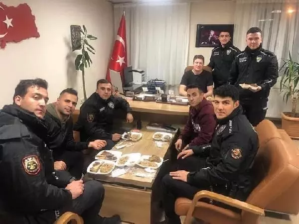 Düzce'deki deprem için kente giden polisler, dönerken para ve not bıraktı! Nedeni çok duygusal Düzce'deki deprem için kente giden polisler, dönerken para ve not bıraktı! Nedeni çok duygusal