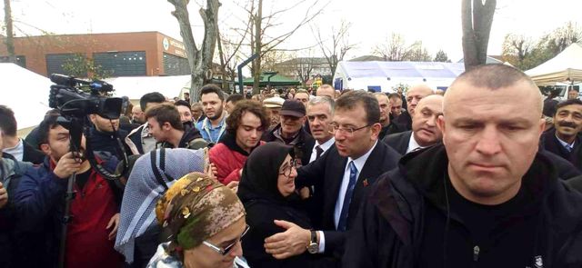 İmamoğlu'na Düzce'de soğuk duş! Yanağına dokunmak istediği depremzede bir anda bağırdı: Elleme beni deprem bitti