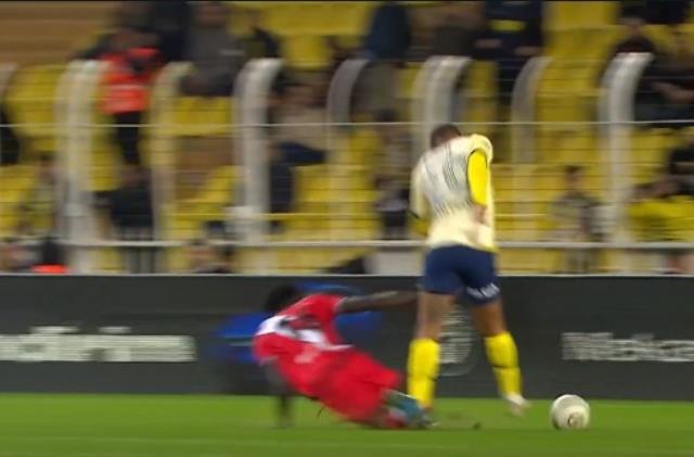 Fenerbahçe'nin yıldızı çok kötü sakatlandı! Döktüğü gözyaşı taraftarı kahretti