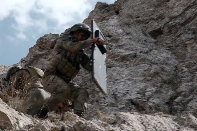 Komandolar, Zap bölgesinde PKK'lı teröristlerin inlerine böyle girdi