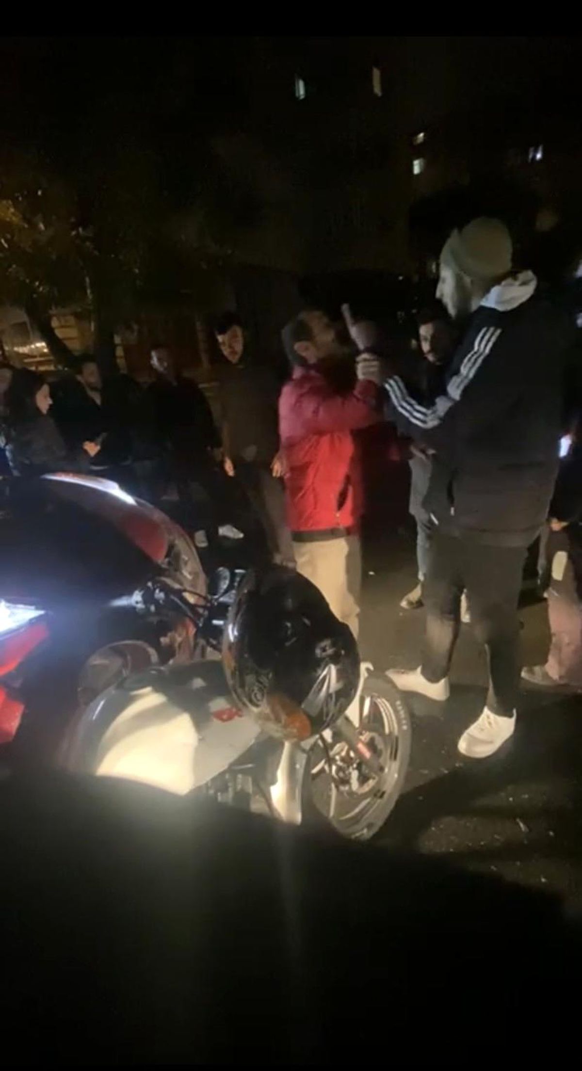 Aracıyla motosikletliye çarptı! 'Arabamı mahvettin' tartışmasında yumruklar havada uçuştu
