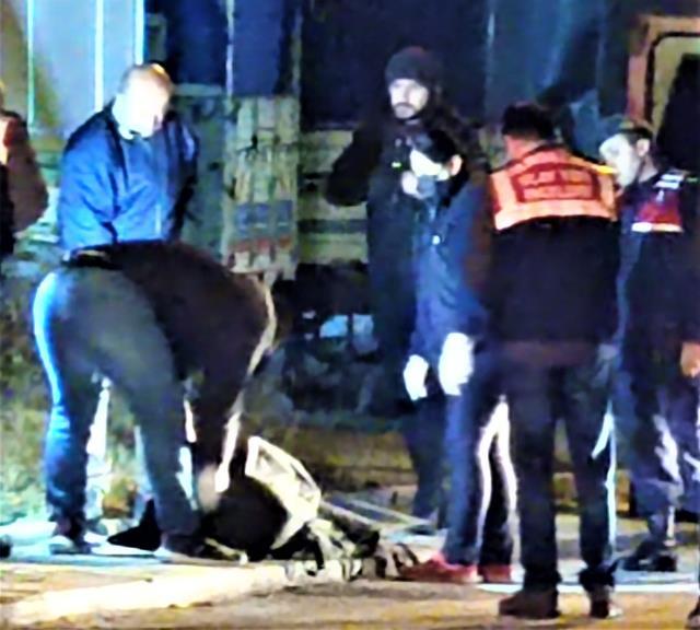 Saçından sürüklediği karısının başını keserek öldürdü