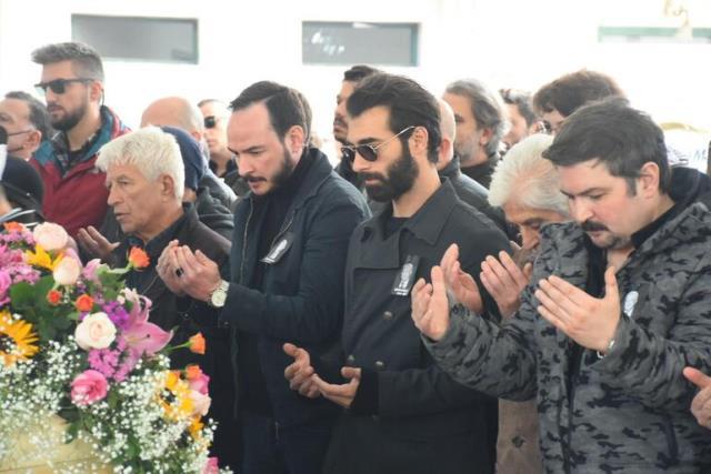 Şarkıcı Sıla, babasını son yolculuğuna uğurladı