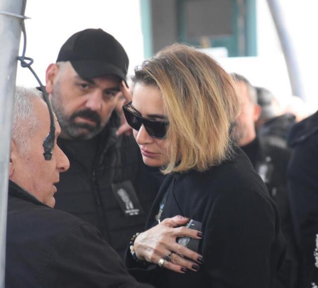 Şarkıcı Sıla, babasını son yolculuğuna uğurladı