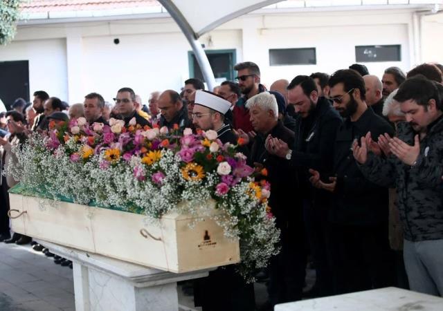 Sıla babasını toprağa verdi! Cenazede tabut detayı dikkat çekti Sıla babasını toprağa verdi! Cenazede tabut detayı dikkat çekti