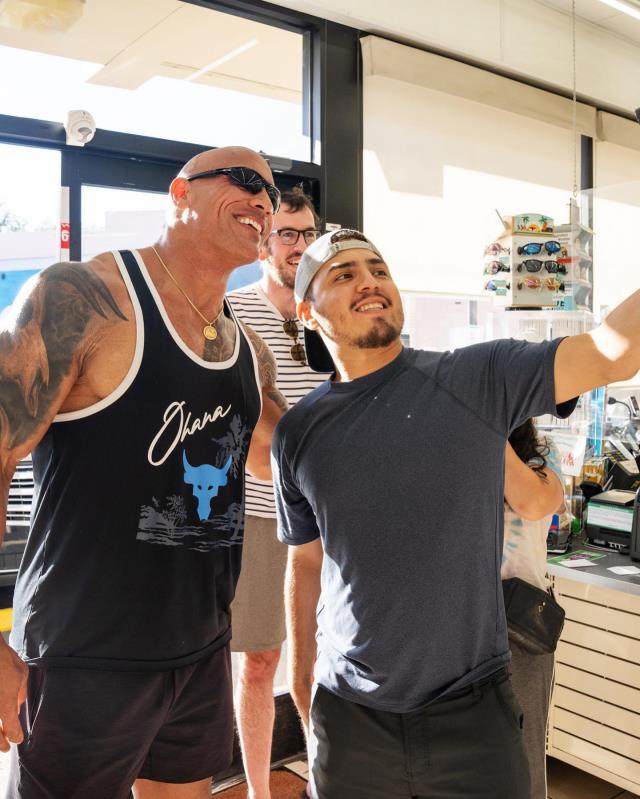 Ünlü oyuncu Dwayne Johnson geçmişte hırsızlık yaptığı marketteki tüm çikolata barlarını satın aldı Ünlü oyuncu Dwayne Johnson geçmişte hırsızlık yaptığı marketteki tüm çikolata barlarını satın aldı