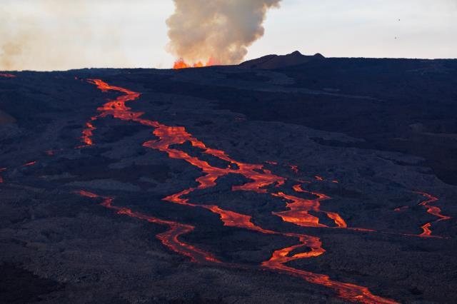 38 yıl sonra harekete geçen yanardağı lav püskürtmeye devam ediyor! Yetkililerin bir korkusu var 38 yıl sonra harekete geçen yanardağı lav püskürtmeye devam ediyor! Yetkililerin bir korkusu var