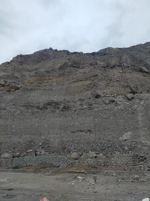 Dev kayalar yeni yerleşim yerindeki evlerin üzerine düştü Dev kayalar yeni yerleşim yerindeki evlerin üzerine düştü
