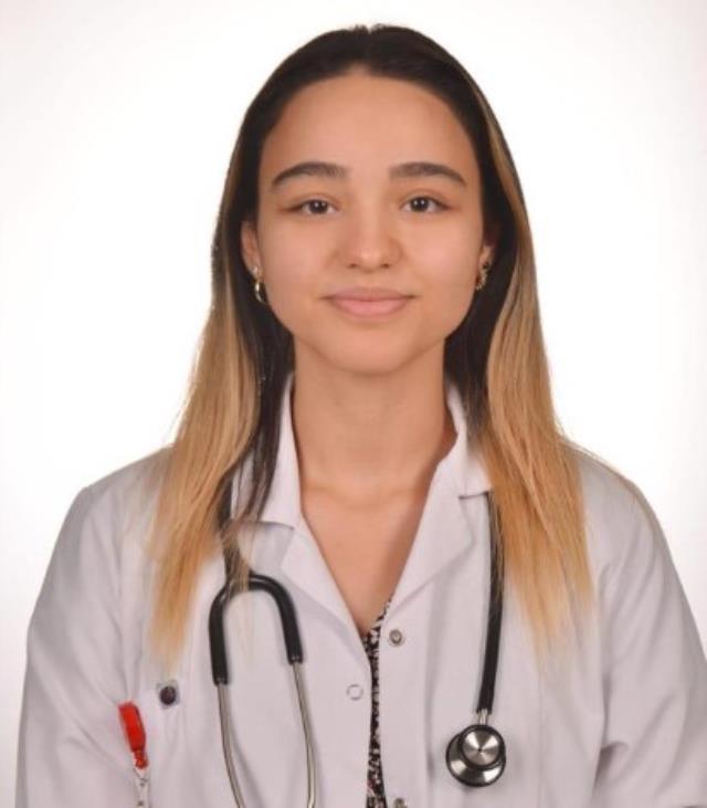 'Sahte doktor' beyaz önlükle çektirdiği vesikalığı 'sahte' öğrenci kimliklerinde kullanmış 'Sahte doktor' beyaz önlükle çektirdiği vesikalığı 'sahte' öğrenci kimliklerinde kullanmış