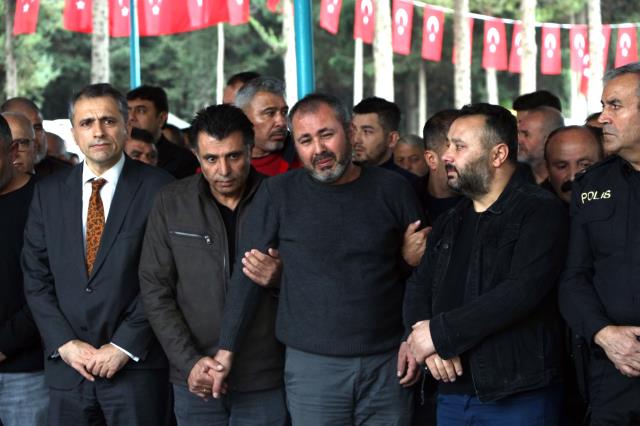 Sınıf arkadaşının öldürdüğü 12 yaşındaki öğrenci defnedildi! Anne babası fenalık geçirdi Sınıf arkadaşının öldürdüğü 12 yaşındaki öğrenci defnedildi! Anne babası fenalık geçirdi
