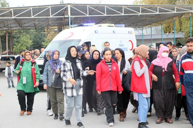 Sınıf arkadaşının öldürdüğü 12 yaşındaki öğrenci defnedildi! Anne babası fenalık geçirdi Sınıf arkadaşının öldürdüğü 12 yaşındaki öğrenci defnedildi! Anne babası fenalık geçirdi