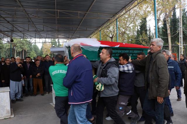 Sınıf arkadaşının öldürdüğü 12 yaşındaki öğrenci defnedildi! Anne babası fenalık geçirdi Sınıf arkadaşının öldürdüğü 12 yaşındaki öğrenci defnedildi! Anne babası fenalık geçirdi