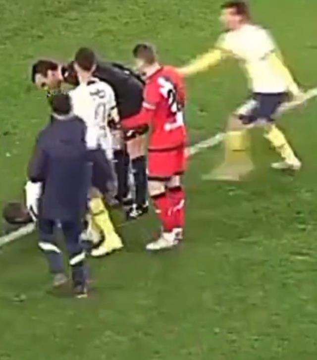 Görüntüler ortaya çıktı! Acılar içinde kıvranan Joao Pedro'ya Türk hakemden olay hareket