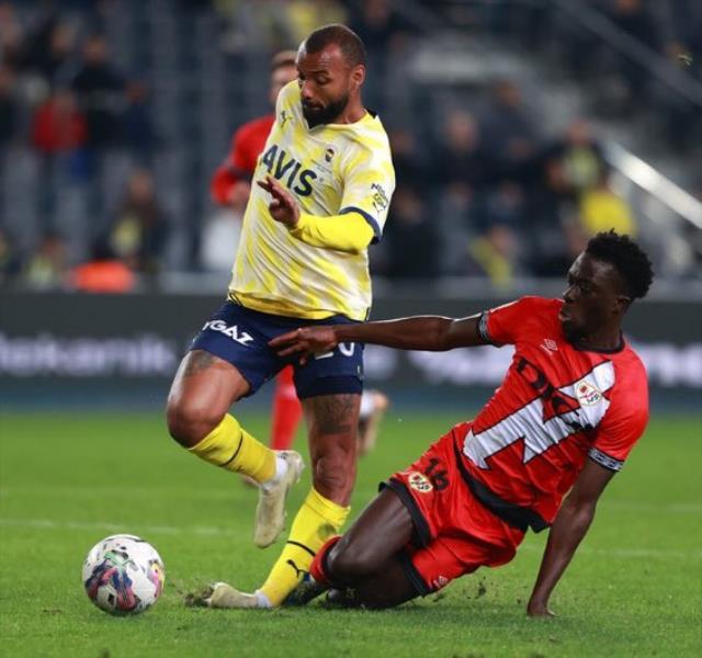 Görüntüler ortaya çıktı! Acılar içinde kıvranan Joao Pedro'ya Türk hakemden olay hareket