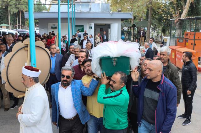 Mersin'de sınıf arkadaşını öldüren 12 yaşındaki öğrenci tutuklandı Mersin'de sınıf arkadaşını öldüren 12 yaşındaki öğrenci tutuklandı