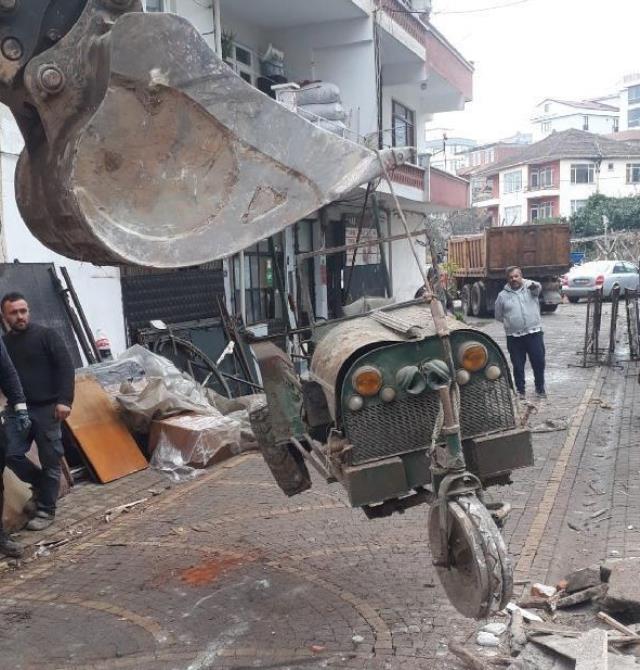 Yıkılan binadan, 72 yıl önce dönemin milletvekili tarafından yapılan traktör çıktı
