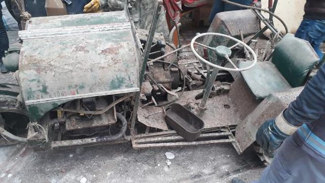Yıkılan binadan, 72 yıl önce dönemin milletvekili tarafından yapılan traktör çıktı