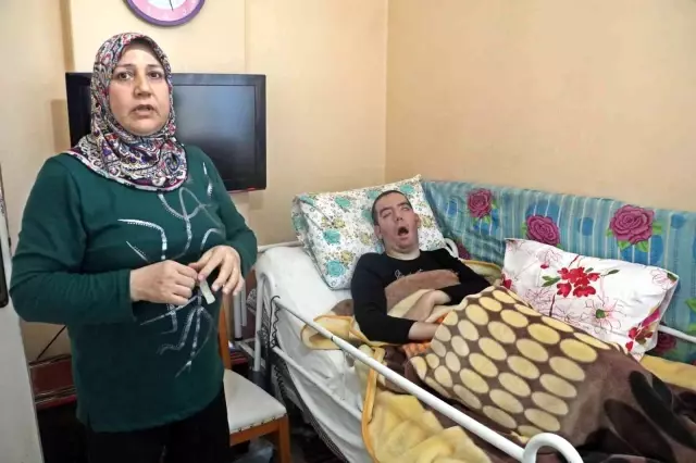 10 yıldan bu yana göz kapaklarını tek bir kele bile kırpmadı: Artık gözlerinden kan geliyor