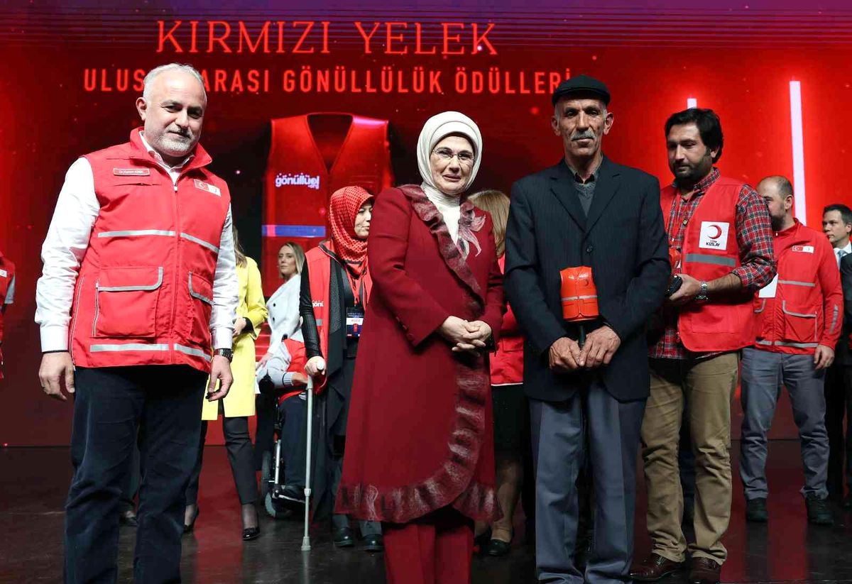 Emine Erdoğan: 'Gönüllülük kültürünü yaşatırsak, dünya sevgiyle çepeçevre kuşanır'