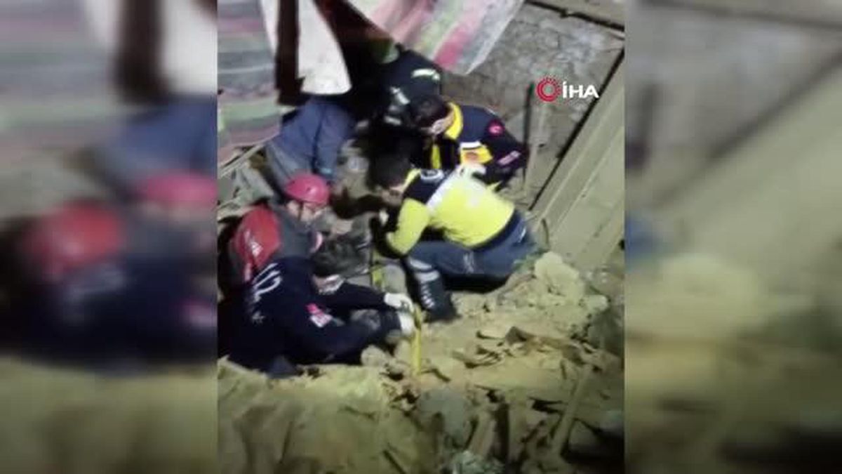 Evinin çatısı başına yıkıldı... Yalnız yaşayan adam çöken çatının altında kaldı