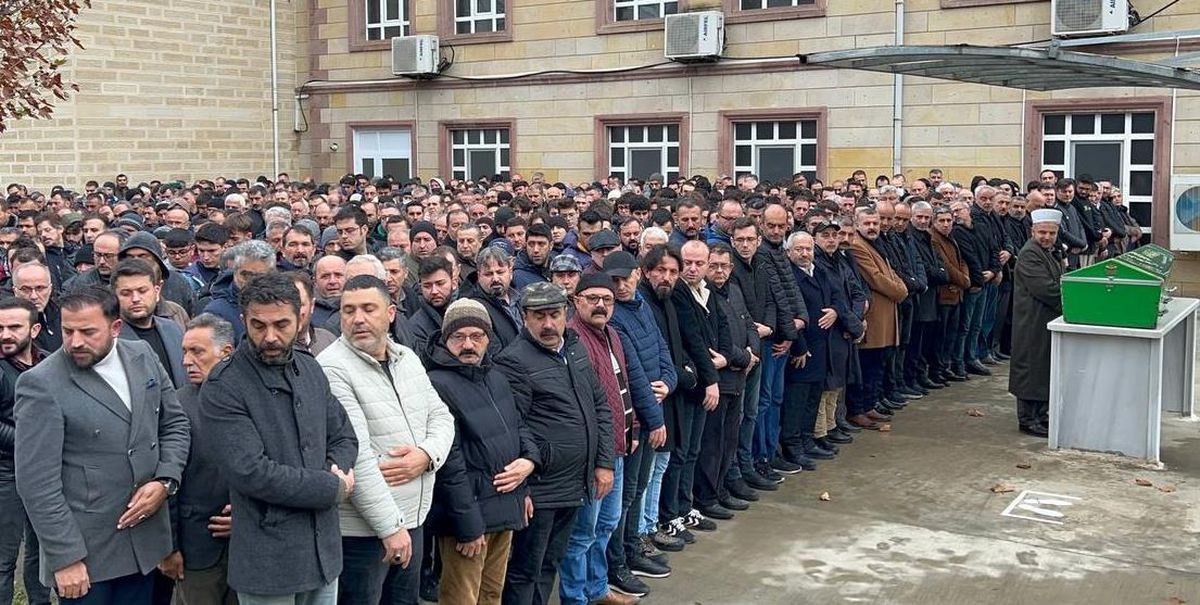 Kocaeli'de yangın merdiveninden düşerek ölen lise öğrencisinin cenazesi defnedildi