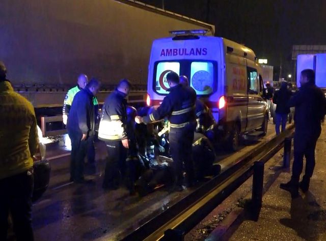 Otomobil tıra arkadan çarptı: 3'ü ağır 4 yaralı