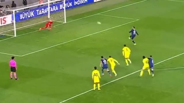 Serdar Dursun'un penaltı kullanma tarzını gören dünyaca ünlü kalecinin düştüğü hal dalga konusu oldu