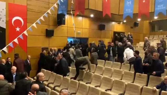 İYİ Parti'nin Rize Kongresinde kavga! Araya polis girene kadar yumruklar havada uçuştu İYİ Parti'nin Rize Kongresinde kavga! Araya polis girene kadar yumruklar havada uçuştu