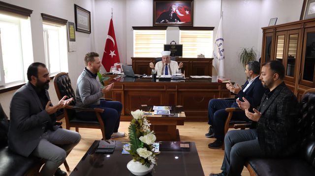 Atatürk hayranı Alman turist, Müslüman olup 'Kemal' ismini aldı
