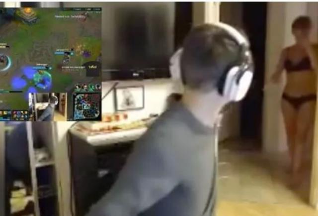 Canlı yayındaki Twitch yayıncısı, arkada aniden beliren çıplak annesi yüzünden büyük utanç yaşadı