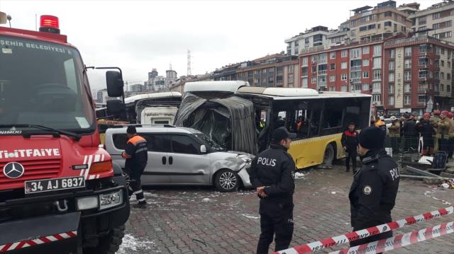 İstanbul'da tramvay ile İETT otobüsü çarpıştı: 4'ü ağır, 19 yaralı var