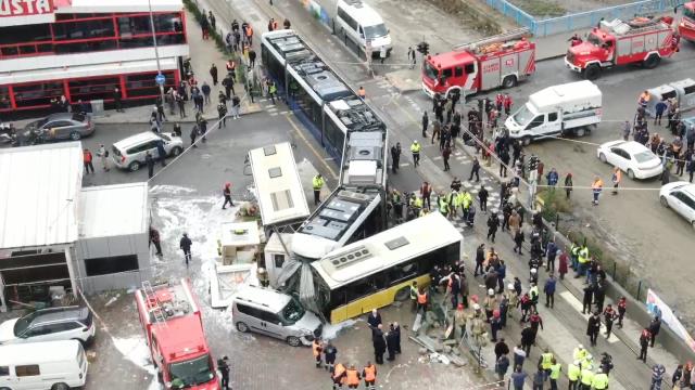 İstanbul'da tramvay ile İETT otobüsü çarpıştı: 4'ü ağır, 19 yaralı var