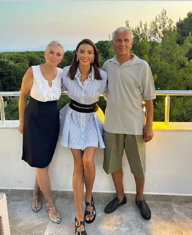 Özge Ulusoy'un babası geçirdiği trafik kazasında hayatını kaybetti
