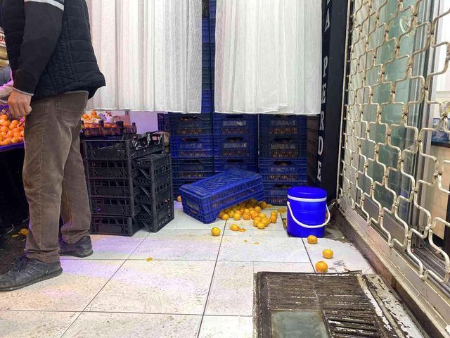 Pazarcı ile perdecinin 'kasa koyma' kavgasında kan aktı, vatandaşlar büyük korku yaşadı