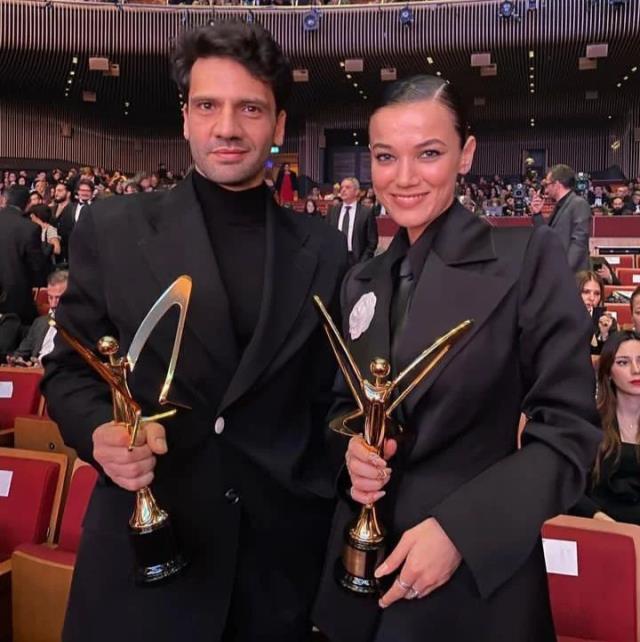 Sözleri kadar kıyafeti de olay yarattı! Pınar Deniz, tarzıyla Müslüm Gürses'e benzetildi Sözleri kadar kıyafeti de olay yarattı! Pınar Deniz, tarzıyla Müslüm Gürses'e benzetildi