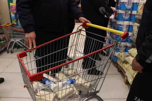 Market denetimi ekiplere bile pes dedirtti! Küflü ve bozuk ürünleri meğer satacaklarmış