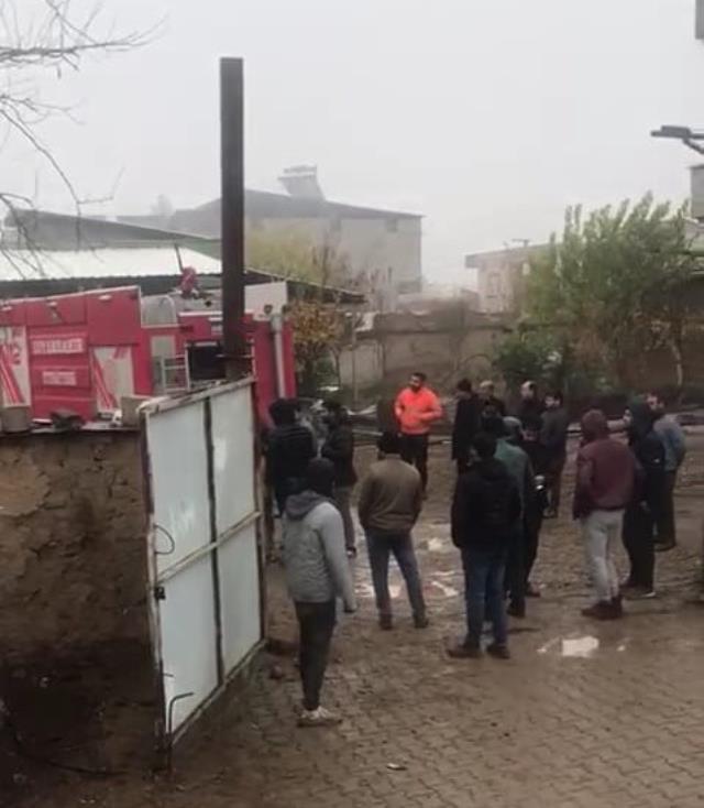 Ahır alev alev yandı, 2 inek ile 20 tavuk telef oldu Ahır alev alev yandı, 2 inek ile 20 tavuk telef oldu