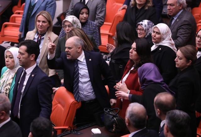 Bütçe görüşmelerinde arbede! Kurtulmuş'un sözleri sonrası TBMM'de vekiller birbirine girdi