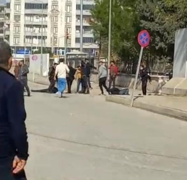 Mardin'de 3 ailenin sopalı- silahlı kavgası: 12 yaralı, 7 gözaltı Mardin'de 3 ailenin sopalı- silahlı kavgası: 12 yaralı, 7 gözaltı