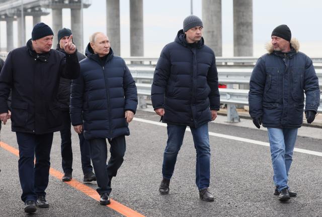 Putin saldırı sonrası onarılan Kırım Köprüsü'nü ziyaret etti
