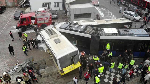 Son Dakika: İstanbul'da 33 kişinin yaralandığı kazada İETT otobüsüne çarpan tramvay vatmanı tutuklandı