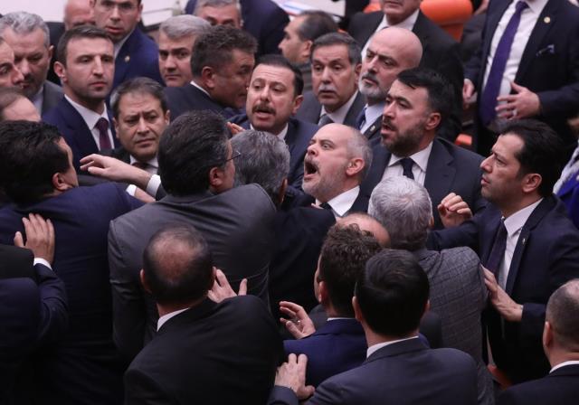 TBMM'de bütçe görüşmelerinde milletvekilleri arasında arbede