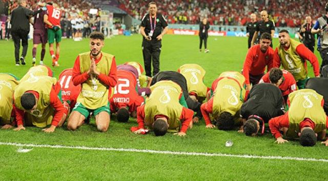 Faslı futbolcular, Dünya Kupası'ndaki tarihi penaltılar öncesi tek bir ağızdan aynı sureyi okudu