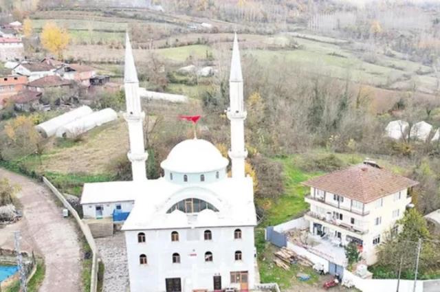 Karısını cami odasında başka kadınla aldattığı iddia edilen imam sessizliğini bozdu Karısını cami odasında başka kadınla aldattığı iddia edilen imam sessizliğini bozdu